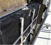 Hliníkový rošt. Na hliníkové konzoly, ktoré vytvorili odvetrávaciu medzeru, sa osadil hliníkový rošt, ktorý bolo potrebné rektifikovať