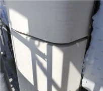 Škára medzi prvkami exoskeletu. Medzi prvkami bieleho exoskeletu zo špeciálneho GRC betónu vystuženého sleneným vláknom sa zachovala škára medzi spojmi so šírkou 30 mm