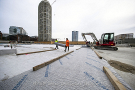 Na ochrannú vrstvu sa voľne rozvinula rolka hydroakumulačnej a drenážnej fólie DELTA®- FLORAXX. Kladenie prebieha geotextíliou smerom nahor