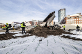 Vegetační substrát. Na pripravenú drenážnu vrstvu sa naniesla vrstva vegetačného substrátu v premenlivej hrúbke
