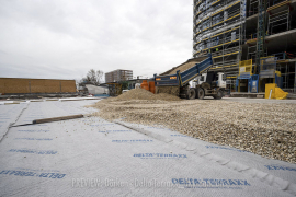 Po položení sa drenážna vrstva DELTA®-TERRAXX oddelila štrkovým násypom s hrúbkou 100 mm s drenážnou rúrou pre bezpečný odvod vody