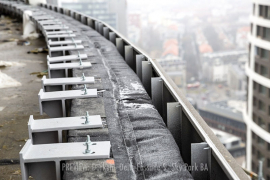 Fasáda je tvorená kombináciou hliníkovej prevetrávanej fasády a exoskeletu zo špeciálneho GRC betónu vystuženého skleneným vláknom