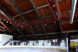 Pohľad na oceľovú konštrukciu osvetľovacej lávky