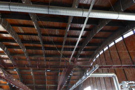 Pohľad na vrcholový kĺb a časť štítovej steny