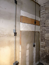 Obr. 3: Pohled na obě strany zkušební stěny (vlevo neexponovaná, vpravo exponovaná) před začátkem zkoušky