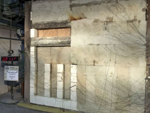 Obr. 4: Pohled na zkušební stěnu po ukončení zkoušky po 133 minutách