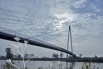 Lávka v Lužci nad Vltavou má zavěšenou konstrukci s jedním pylonem a dvěma poli o rozpětích 30+100 m. Hlavní pole překračuje řeku šířky 70 m. Pylon je ocelový, výšky 40 m a tvoří v rovinaté krajině protiváhu kostelní věži