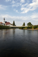 Lávka přes řeku Lubinu v Příboře má jedinečnou segmentovou konstrukci. Prostý nosník o rozpětí 35 metrů byl vytvořen sepnutím pěti dvoukomorových segmentů