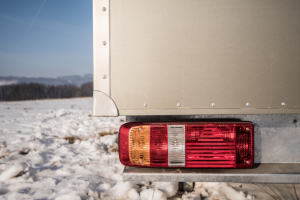 K přesunu domku Mobile Hut potřebujete jen větší osobní auto s tažným zařízením, tzv. koulí. Postavit ho můžete kdekoli bez stavebního povolení, jen se souhlasem majitele pozemku