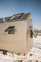 Hliníkový design domku na kolech Mobile Hut si řekl o tepelně izolované hliníkové okenní profily Schüco AWS 50 s pohledovou šířkou pouze 40 mm (vyklápěné ven) a dveře Schüco ADS 50 s dvojitým bezpečnostním sklem
