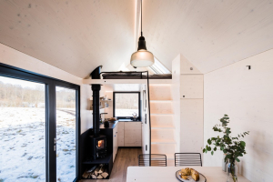 Ještě větší nezávislost svým návštěvníkům a majitelům zaručí větší a vylepšená kuchyň i koupelna se spalovacím záchodem. Více pohodlí skýtají i nové schody, které nahradily původní žebřík vedoucí do spacího patra. Interiér je stále dřevěný, nově ale z běleného smrku. Pomocí polohování vestavěného nábytku se může přizpůsobit dispozice různým funkcím, na vyvýšeném lůžku v přízemí s dvěma řadami výsuvných šuplíků se po rozložení vyspí dva lidé a nahoře v patře nad plně vybavenou kuchyňkou je ještě manželská postel