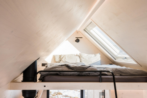 Ještě větší nezávislost svým návštěvníkům a majitelům zaručí větší a vylepšená kuchyň i koupelna se spalovacím záchodem. Více pohodlí skýtají i nové schody, které nahradily původní žebřík vedoucí do spacího patra. Interiér je stále dřevěný, nově ale z běleného smrku. Pomocí polohování vestavěného nábytku se může přizpůsobit dispozice různým funkcím, na vyvýšeném lůžku v přízemí s dvěma řadami výsuvných šuplíků se po rozložení vyspí dva lidé a nahoře v patře nad plně vybavenou kuchyňkou je ještě manželská postel