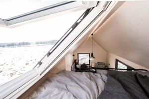 Ještě větší nezávislost svým návštěvníkům a majitelům zaručí větší a vylepšená kuchyň i koupelna se spalovacím záchodem. Více pohodlí skýtají i nové schody, které nahradily původní žebřík vedoucí do spacího patra. Interiér je stále dřevěný, nově ale z běleného smrku. Pomocí polohování vestavěného nábytku se může přizpůsobit dispozice různým funkcím, na vyvýšeném lůžku v přízemí s dvěma řadami výsuvných šuplíků se po rozložení vyspí dva lidé a nahoře v patře nad plně vybavenou kuchyňkou je ještě manželská postel