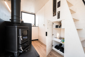 Ještě větší nezávislost svým návštěvníkům a majitelům zaručí větší a vylepšená kuchyň i koupelna se spalovacím záchodem. Více pohodlí skýtají i nové schody, které nahradily původní žebřík vedoucí do spacího patra. Interiér je stále dřevěný, nově ale z běleného smrku. Pomocí polohování vestavěného nábytku se může přizpůsobit dispozice různým funkcím, na vyvýšeném lůžku v přízemí s dvěma řadami výsuvných šuplíků se po rozložení vyspí dva lidé a nahoře v patře nad plně vybavenou kuchyňkou je ještě manželská postel