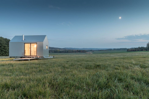 K přesunu domku Mobile Hut potřebujete jen větší osobní auto s tažným zařízením, tzv. koulí. Postavit ho můžete kdekoli bez stavebního povolení, jen se souhlasem majitele pozemku