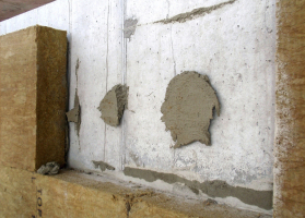 Obr. 1: Nesouvislý otisk obvodového rámečku lepidla na podkladu je při kontrole lepení nutno považovat za znak vadného plnění. Rozmístění lepicích bodů v ploše desky musí odpovídat předem určenému plánu rozmístění kotev