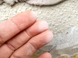 Obr. 2: Sprašující povrch podkladu je možno orientačně identifikovat stěrem rukou. Na takovémto podkladu bude bez zpevnění penetrací přídržnost cementového lepidla nedostatečná