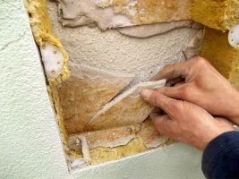 Obr. 3: Celoplošná separace lepeného spoje od sprašujícího podkladu, zjištěná sondou na stavbě, která vykazovala typické projevy svislého posunu celého souvrství ETICS