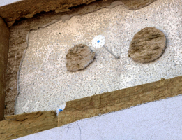 Obr. 4: Typický případ nesprávného umístění plastové kotvy mimo lepicí body