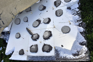 Obr. 5: Část ETICS strženého větrem v Brně. Plastové kotvy jsou umístěny mimo nahodile rozmístěné lepicí body. Podobný stav byl zjištěn na zbytcích strženého zateplení na několika dalších stavbách poškozených větrem