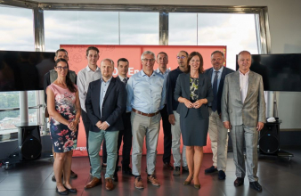 Finalisté 13. ročníku ekologické soutěže E.ON Energy GLobe a Claudia Viohl, CEO skupiny E.ON v ČR