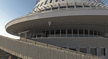 Nové zasklení vyhlídkového ochozu. Původní koncepce ochozu s hlubokým stíněním oddělující zemskou stavbu a technickou raketu byla zakryta zasklením s nosnou konstrukcí z lešenářských trubek zhruba rok po otevření stavby