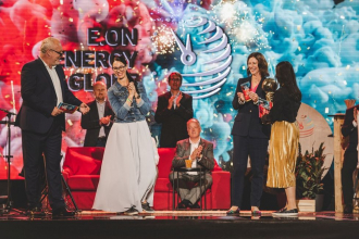 Dana Motlová, spoluzakladatelka Domova Podhradí, přebírá cenu pro celkového vítěze z rukou Claudie Viohl, generální ředitelky