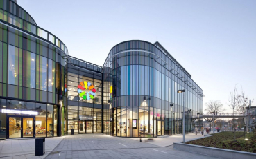 Členitá sloupkopříčková fasáda (zdroj: Sipral a. s.)