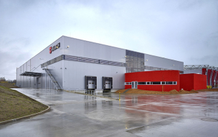 Hala je opláštěna hliníkovými šablonami ve firemních barvách. Z provozně dané bedny vyjíždí příď lodi, v níž je zázemí řidičů, jídelna a na střeše terasa pro zaměstnance. Jednoduchým architektonickým výrazem objekt zdůrazňuje účelovost