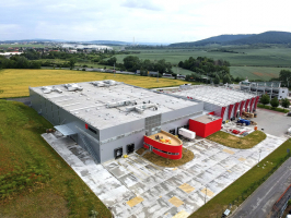 Nový objekt vznikl v sousedství stávající haly, jeho druhá osa je růstová. Osy jsou rytmizovány po pěti metrech, nosné prvky skeletu skladu mají rozpon 20 m, nosné prvky administrativy dovolují i při zachování otevřené dispozice 10 m