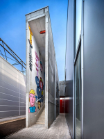 Hlavní vstup do objektu je přes betonový portál, výtvarně pojednaný grafitti, které se vztahuje k příběhu Wurthu