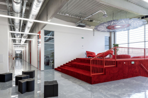 Dispoziční řešení sleduje volný vnitřní prostor a flexibilitu. Uvnitř haly je administrativní část v úrovni prvního patra