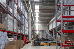 Skladová hala má největší rozměry 60,90 x 90,90 m. V příčném směru má tři lodi s modulovým rozpětím vazníků 20 m. Vzdálenost vazníkových rámů v podélném směru činí 10 m. Vnitřní sloupy skeletu jsou rozmístěny v rastru 10 x 20 m, po obvodě objektu se mezi hlavní sloupy do každého modulu vložily mezisloupy v osových vzdálenostech 10 m. Světlá výška haly pod vazník je 10 m