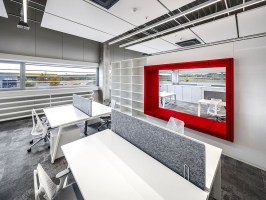 Interiéry kanceláří byly navrženy spíše obytně, ale s tavební, nosné a konstrukční prvky autoři ponechali viditelné. Stejně naložili s technologiemi