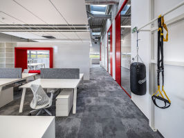 Interiéry kanceláří byly navrženy spíše obytně, ale s tavební, nosné a konstrukční prvky autoři ponechali viditelné. Stejně naložili s technologiemi