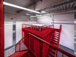 V prostoru naproti hlavnímu schodišti jsou dvě zděné nástavby, jejichž strop zde dotváří lokální 3. NP