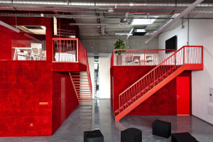 V prostoru naproti hlavnímu schodišti jsou dvě zděné nástavby, jejichž strop zde dotváří lokální 3. NP