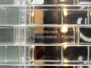 Obr. 10: Detail fasády Crystal House – skleněné cihly lepené UV vytvrzovaným lepidlem