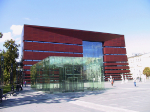 Obr. 2: Vstup do podzemního parkoviště před koncertní síní Narodowe Forum Muzyki, Wrocław, Polsko