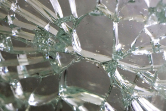 Obr. 4: Vměstek sulfidu niklu v tepelně tvrzeném skle