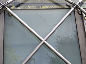 Obr. 8: Porušení tabule skla vlivem teplotních změn – oranžerie v Královské zahradě na Pražském hradě