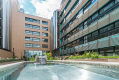 V rámci rekonstrukce vzniklo otevřené atrium s bohatou zelení, možností posezení a vodním prvkem