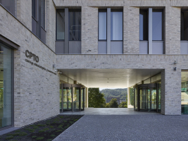 V návrhu autoři využili městskou typologii tvořící prostor a vazby s výrazným charakterem. Brána se otevírá k výhledům i do náměstí