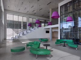 V úrovni parteru je náměstí propojeno s foyer a dalšími interiéry