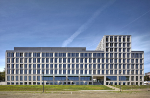 Stavba Centra přírodovědných a technických oborů UJEP vytvořila důstojnou dominantu v kampusu, který vznikl na místě krajské nemocnice