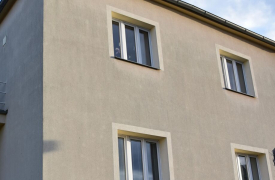 Znečištěná fasáda domu před obnovou