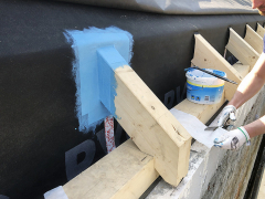 Vzduchotěsnost všech spojů je zajištěna pomocí integrovaného lepení v kombinaci s páskou DELTAMULTI Band. V místech prostupu krokví je provedena pomocí těsnicí hmoty DELTA-LIQUIXX