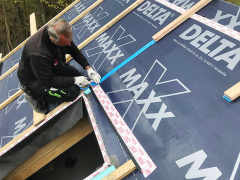 Mezikrokevní nástavce s absencí tepelných mostů byla vložena desková tepelná izolace v několika vrstvách, z horní strany chráněná fólií DELTA-MAXX X, která představuje absolutní technickou špičkou ve svém oboru