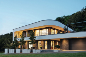 Architektonickým cílem bylo, aby budova harmonicky splynula se svažitým pozemkem a současně vznikl akcent v rámci okolí