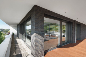 Konstrukce balkónu a střechy jsou konzolové. Spolu s vnějšími žaluziemi přispívají ke stínění a ochraně před oslněním. Viditelné povrchy vnějších profilů okenních a dveřních systémů Schüco byly barevně sjednoceny s tmavým lícovým zdivem